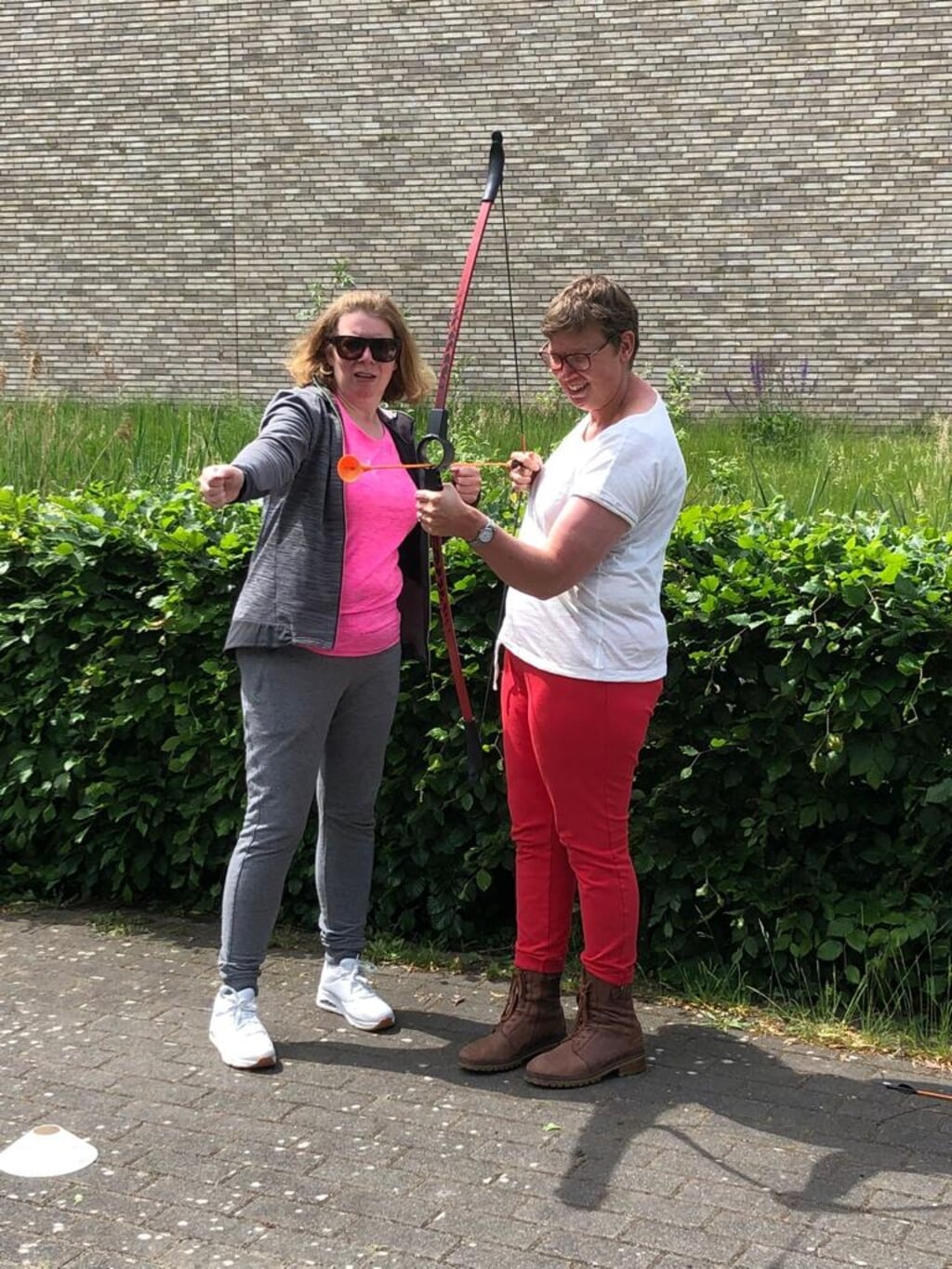 Marieke leert boogschieten tijdens de Achterhoekse Unieke Spelen. Foto: PR