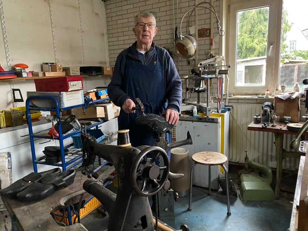 Jan Ros leerde het schoenmakersvak, zijn vader maakte voetbalschoenen en in 1980 begon Jan een eigen sportwinkel. Foto: Karin van der Velden