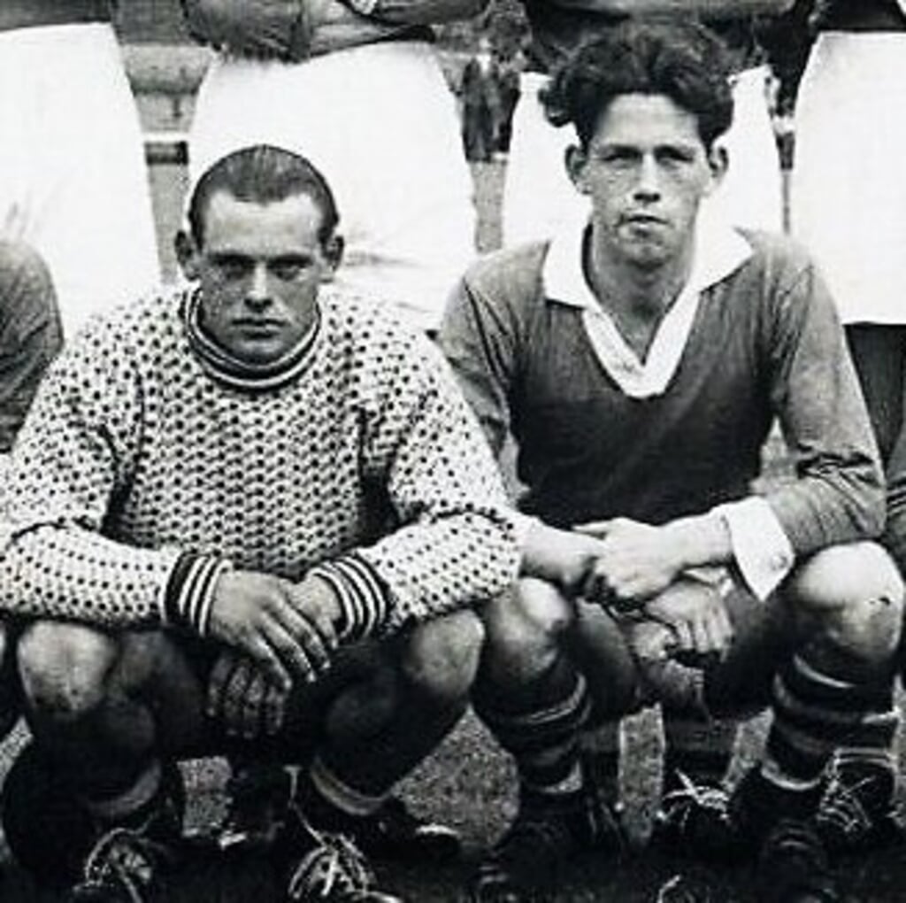 Jan Stöteler (rechts) in 1958 als speler van Grol 1 naast doelman Joop Koenders. Foto: PR