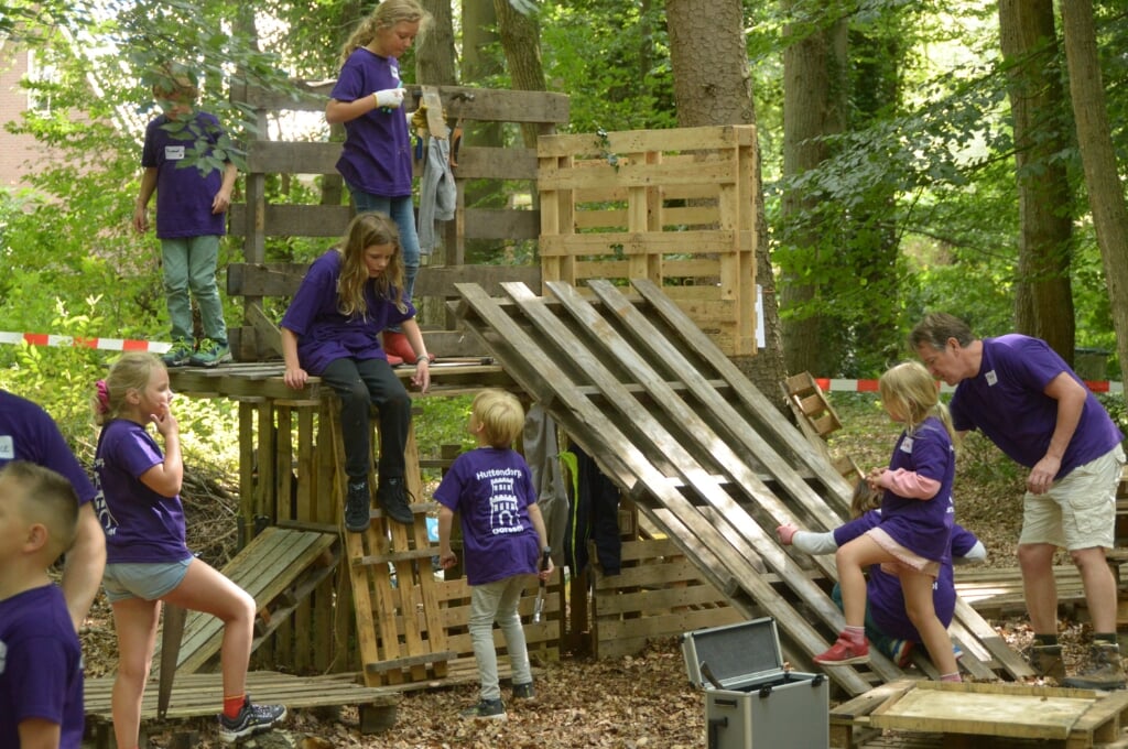 Tijdens Huttendorp Gorssel kunnen kinderen hutten bouwen en verschillende spellen doen. Foto: PR