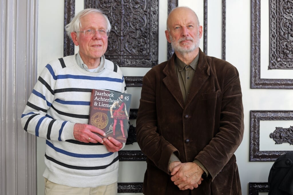 Leo van Dijk (links) en Loek Kemming, redacteuren van het Jaarboek. Foto: Sander Grootendorst