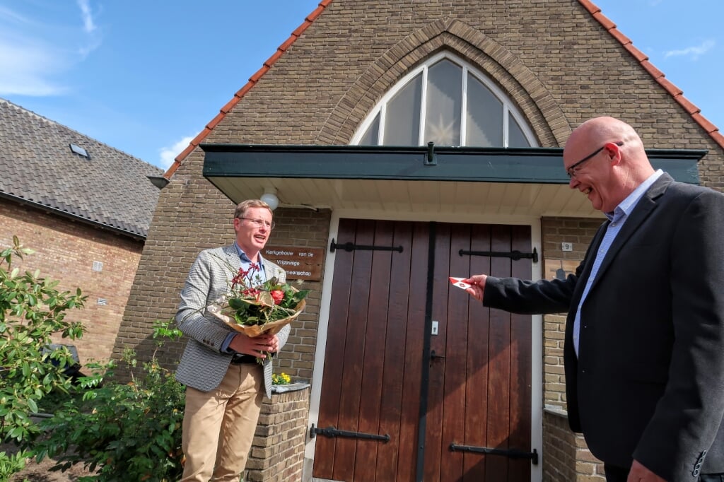Voorzitter Ed Korten (rechts) ontving uit handen van wethouder Willem Buunk het rood-witte schildje dat hoort bij de status van gemeentelijk monument. Foto: Luuk Stam

