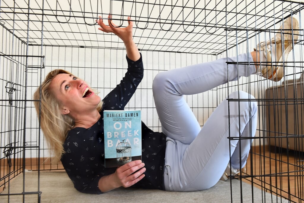 Marieke Damen: "De hoofdpersonen in mijn nieuwe boek komen vast te zitten in een kamer die de 'papegaaienkooi' heet." Foto: Roel Kleinpenning