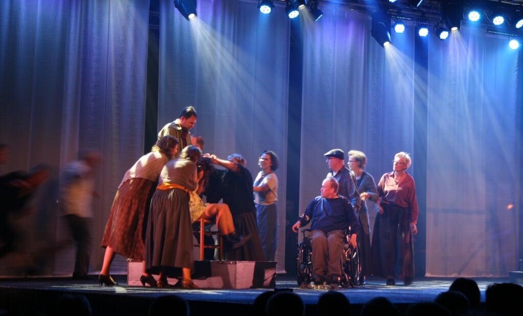 NSB-dochter wordt kaalgeschoren in theaterstuk Spiegelingen. Foto: Jos Betting 