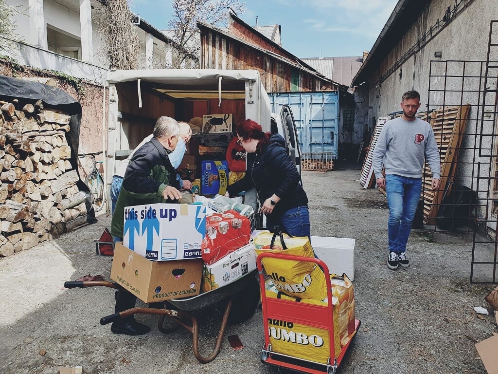 Aflevering hulpgoederen in Sighet. Foto: PR
