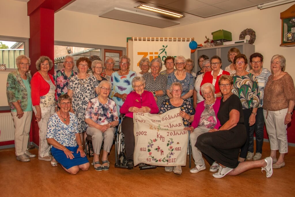 Leden van Vrouwenvereniging ZijActief Keijenborg voor een laatste keer bijeen in Dorpshuis de Horst. Foto: Liesbeth Spaansen