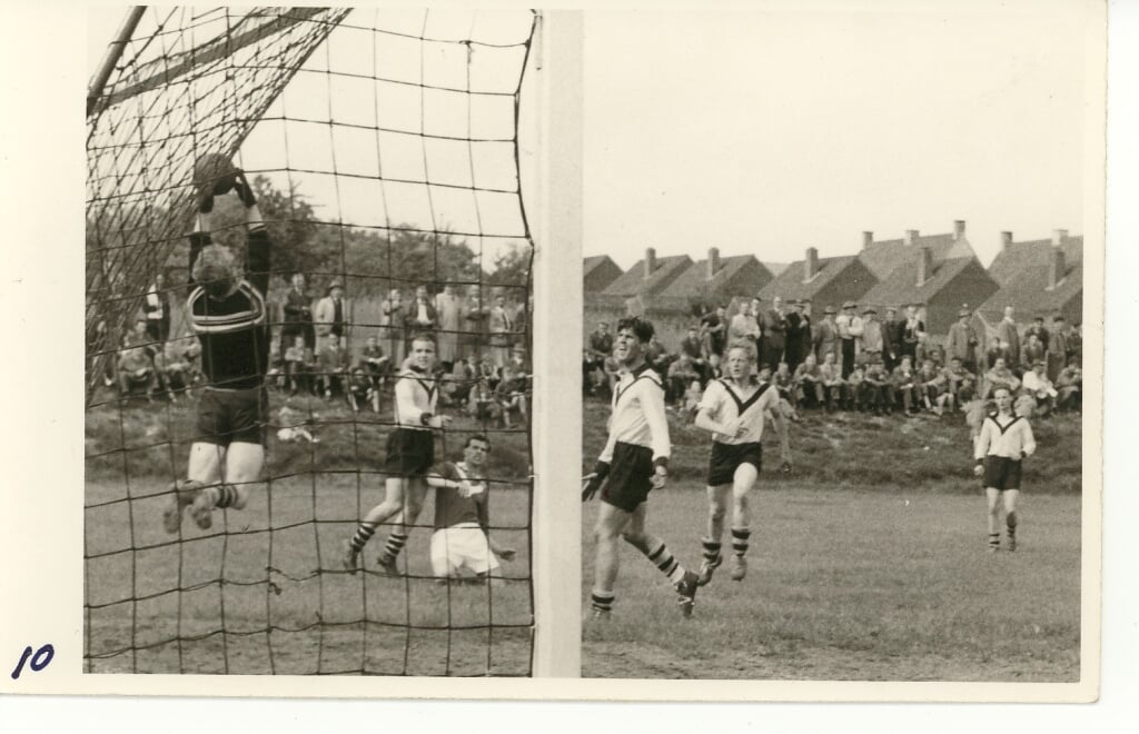 MvR tegen Dinxperlo op ’t Oude voetbalveld in 1949; keeper Heini Wensink pakt de bal, terwijl verdediger Piet te Boekhorst toekijkt. Foto: eigen foto
