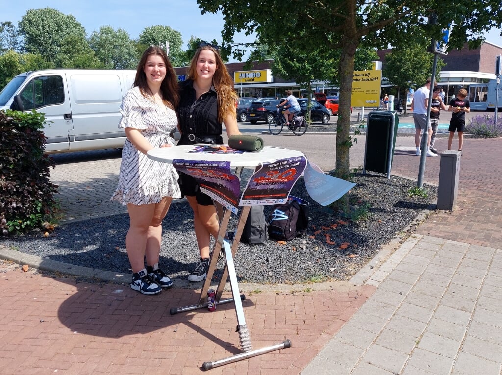 Graafschap College studenten delen gratis tickets voor het Junior Stoksfestival uit aan Schaersvoorde leerlingen. Foto: Karin Stronks