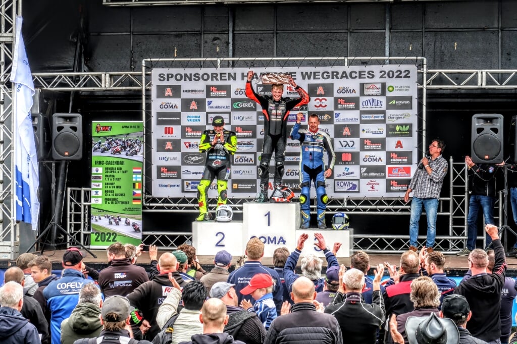 Het in groten getale toegestroomde publiek viert één van de overwinningen van Supersport-rijder Jorn Hamberg mee. Foto: Luuk Stam