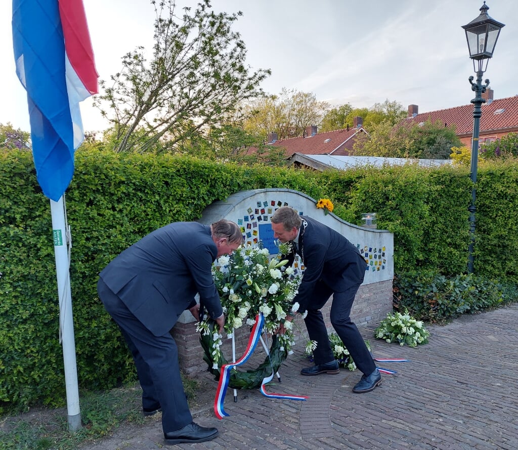 Burgemeester Anton Stapelkamp (rechts) en raadslid Henk Meerdink leggen een krans namens de gemeente Aalten. Foto: Karin Stronks