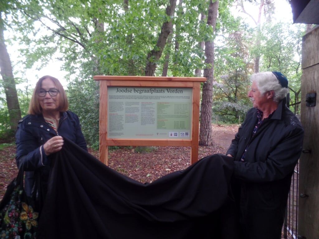 Hans Heimans en Manja Windmuller hadden de eer om het zwarte doek met de Davidsster van het informatiebord te verwijderen. Foto: Jan Hendriksen