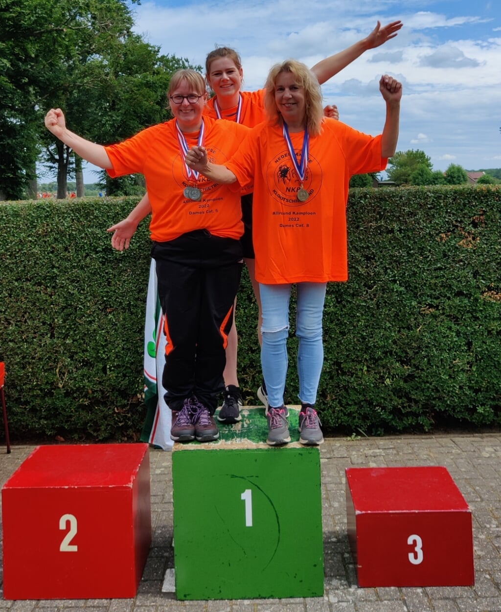 De allround klootschietkampioenen uit de Achterhoek (v.l.n.r.) Sabine Grotenhuis, Suzan Zieverink en Marga Overgoor. Foto PR