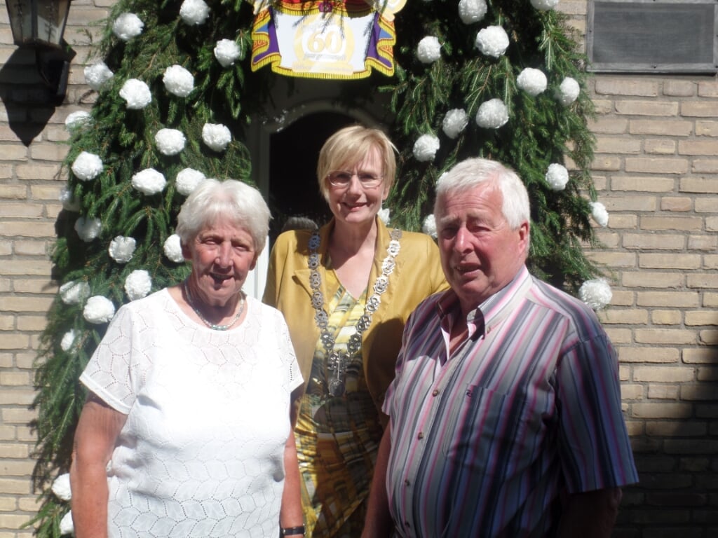Tonnie en Gerrit Groot Jebbink kregen bezoek van burgemeester Marianne Besselink. Foto: Jan Hendriksen