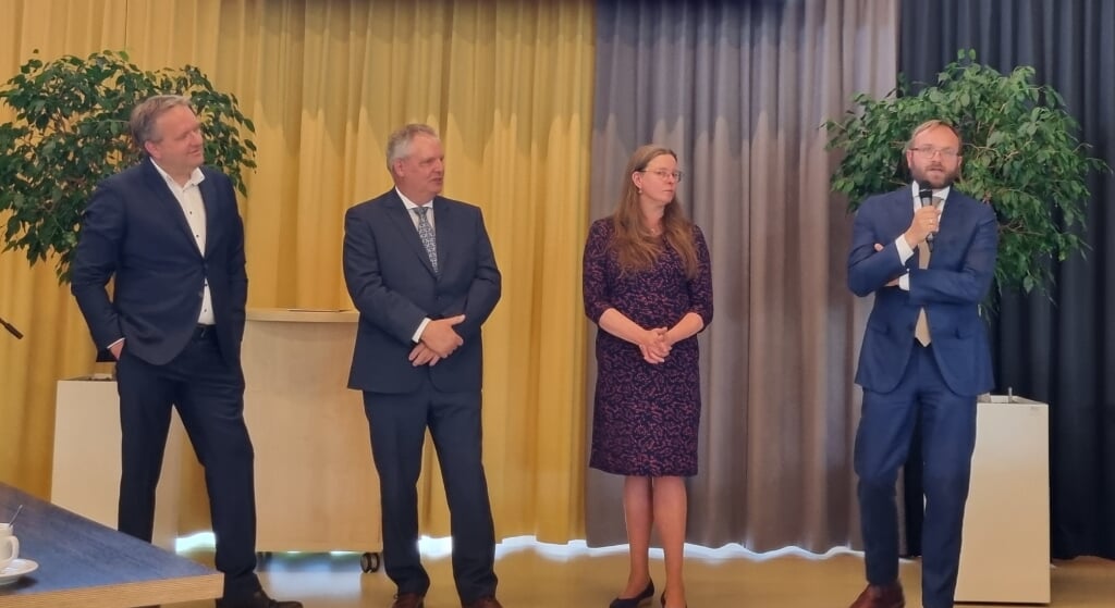 De vier nieuwe kandidaat-wethouders van Berkelland met (vlnr) Arjen van Gijssel, Hans van der Noordt, Betsie Wormgoor en Gerjan Teselink. Foto: Rob Weeber