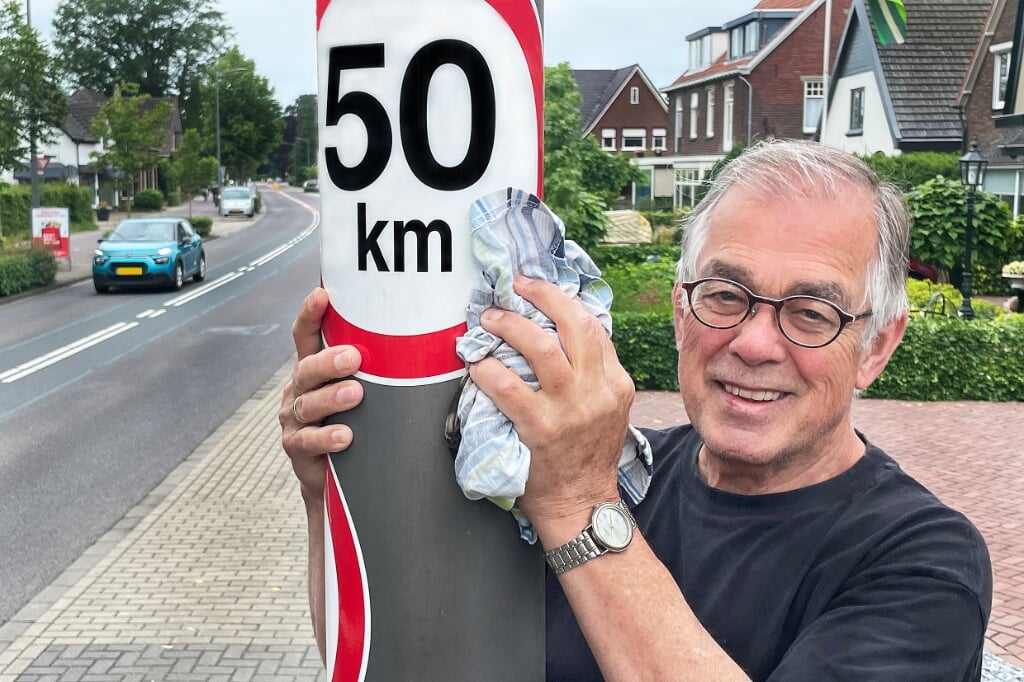 Paul Hebinck voert actie tegen de hoge snelheden op de Silvoldseweg in Terborg. Foto: Roel Kleinpenning