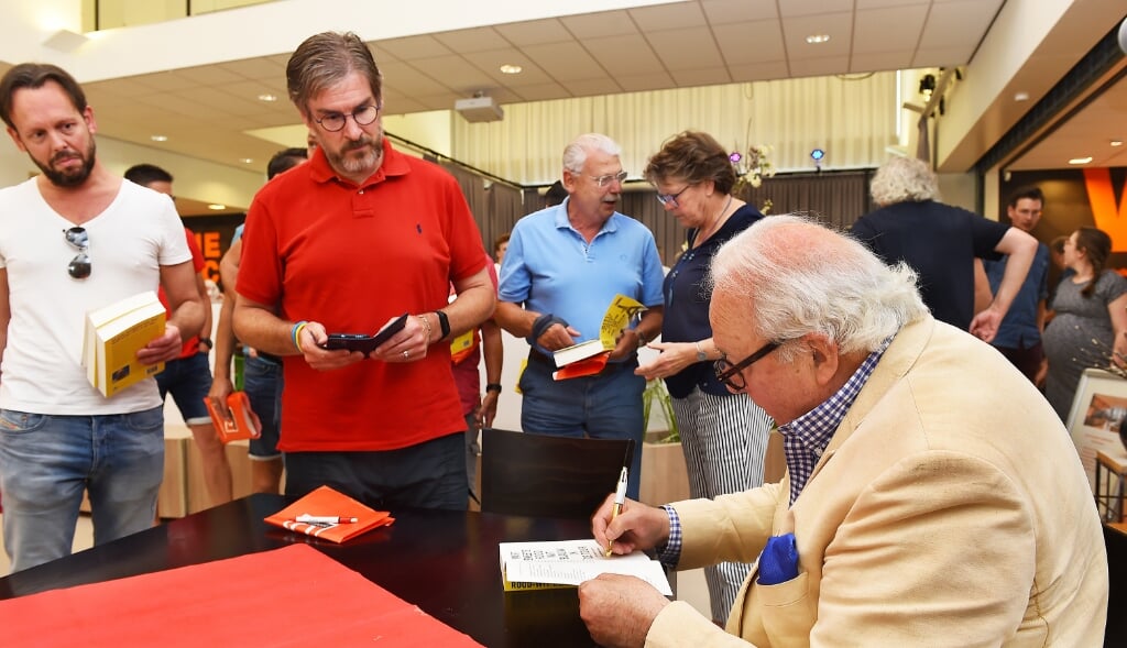 Marcel Weening uit Gendringen laat een boek signeren door Mart Smeets. Foto: Roel Kleinpenning