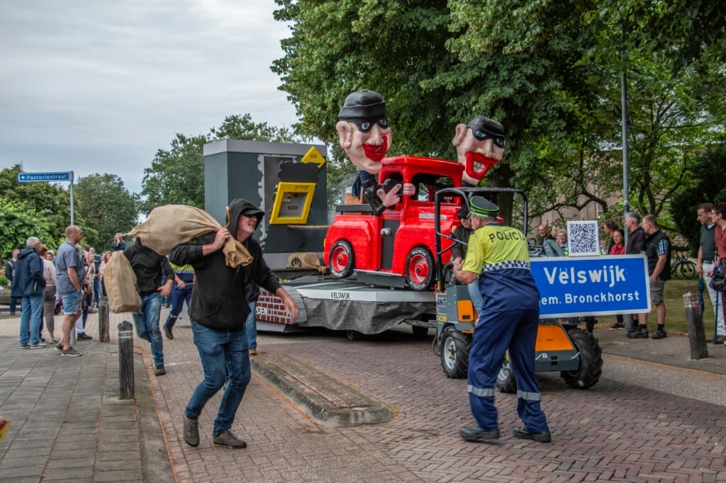De winnende wagen van de optocht in Keijenborg van De Boomkampjes: ‘Plofkraak is Noodzaak’. Foto: Liesbeth Spaansen
