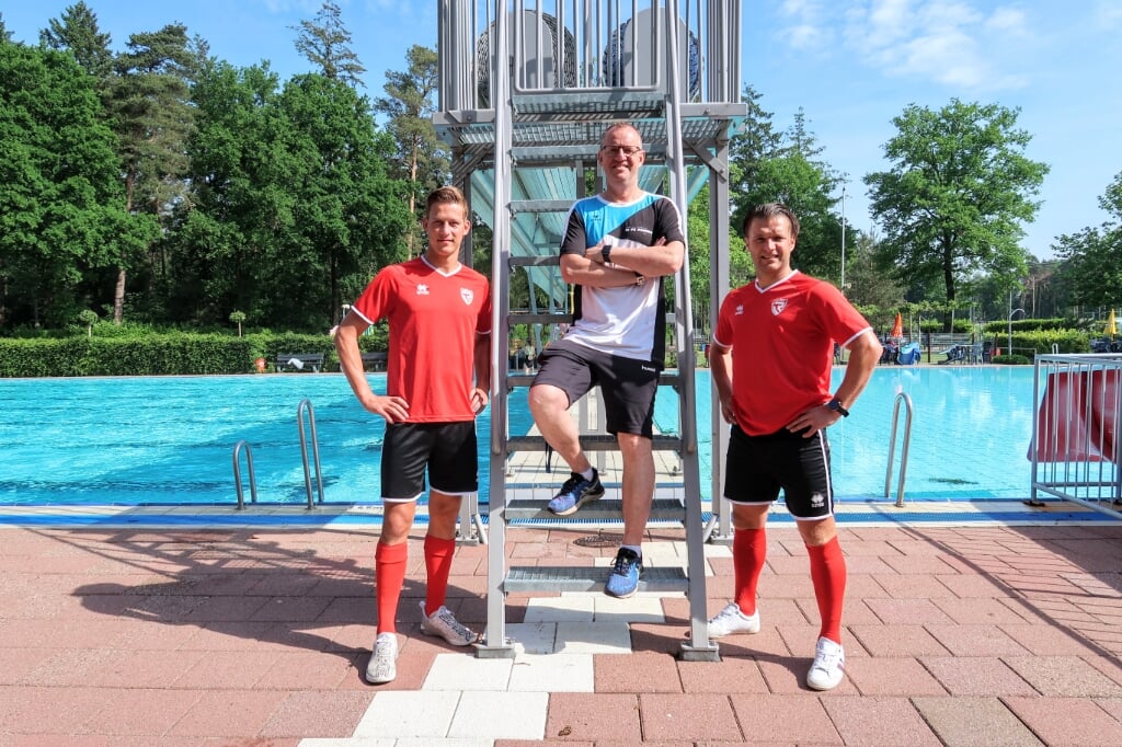 Frank Loda (midden) van zwembad In De Dennen met naast hem de mannen van de RT Voetbalschool Bronckhorst: links Rob Arends, rechts Thomas Wolbrink. Foto: Luuk Stam