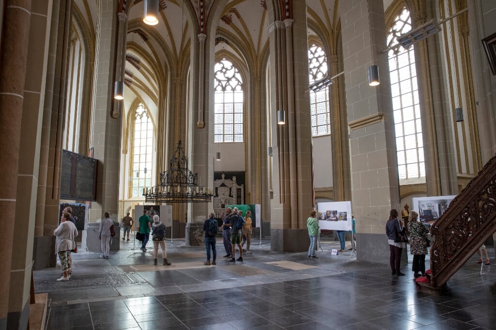 Bezoekers tijdens de tentoonstelling World Press Photo in de Walburgiskerk te Zutphen. Foto: Patrick van Gemert/Zutphens Persbureau