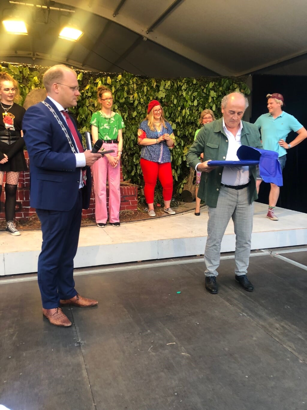 De burgemeester reikt de Koninklijke erepenning uit. Foto: PR gemeente Winterswijk