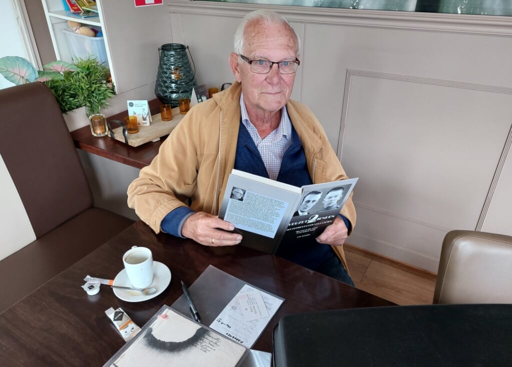 Gerrit Kleisen met zijn derde boek. Foto: Karin Stronks