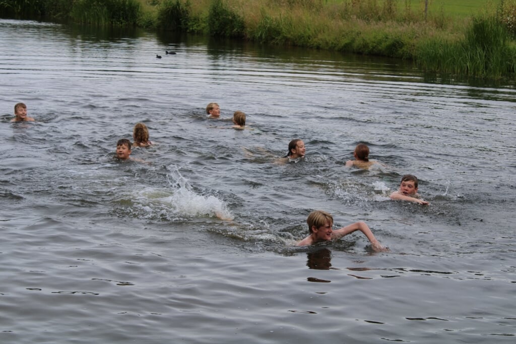 De Kinderen zwemmen de Berkel over. Foto: PR