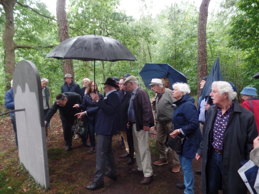 Na de onthulling van het informatiebord werd door de aanwezigen een rondgang gemaakt op de begraafplaats. Foto: Jan Hendriksen 