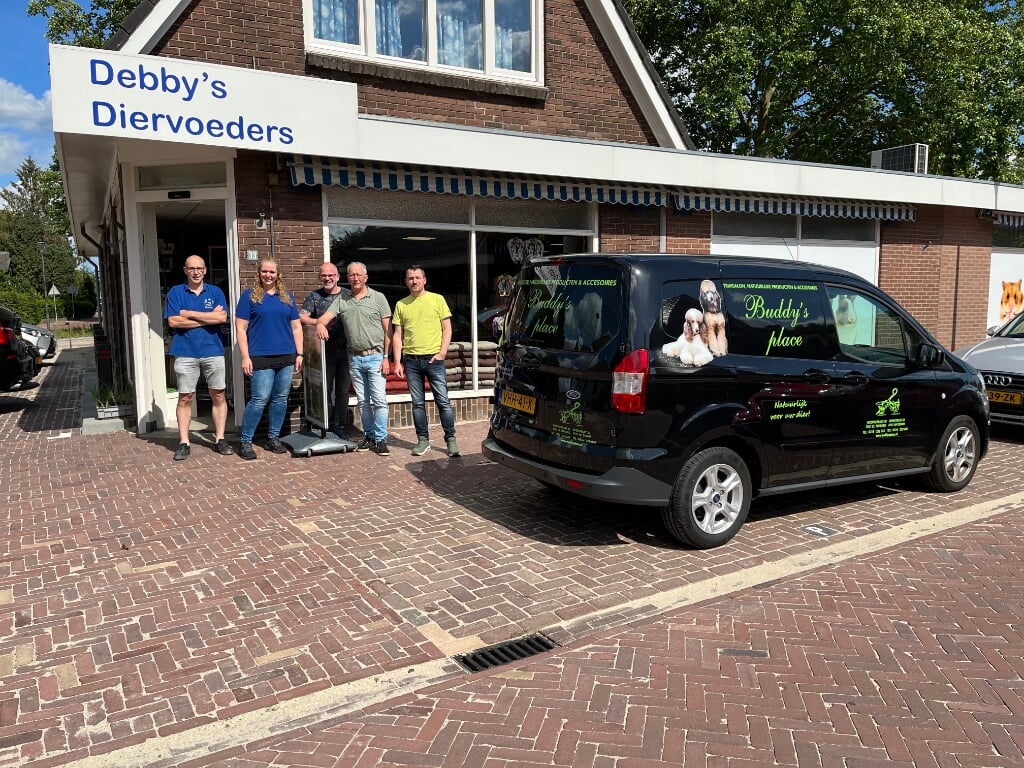 Geert-Jan en Debby dragen op 1 juli de winkel over aan Arjen, Mario en Henk. Foto: Karin van der Velden