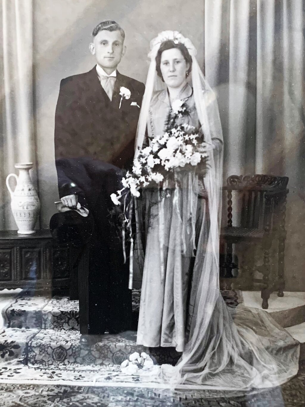 De huwelijksfoto van Bernard Overkamp en Willemien in Huls(1952). Foto: privébezit