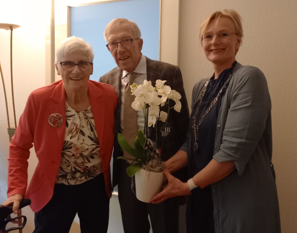 Dies en Hek Willemsen ontvingen een prachtige plant uit handen van burgemeester Marianne Besselink. Foto: Jan Hendriksen.