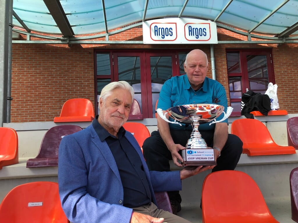 Gerard Greven (links) en Jaap Aarnouds met de Joop Vreman Cup, genoemd naar de oud-voorzitter van FC Zutphen, die zondagmiddag 21 augustus klaarstaat voor de winnaar van het zesde Salland Electronics U13 Tournament. Foto: Eric Klop