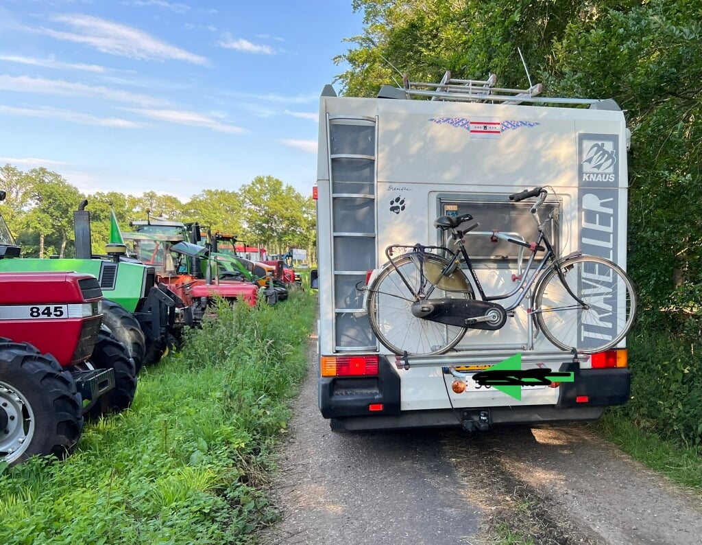 De buurt zwaaide met een zestiental tractoren Ab en Willy Rossel uit die met een camper richting Denemarken vertrokken. Foto: PR