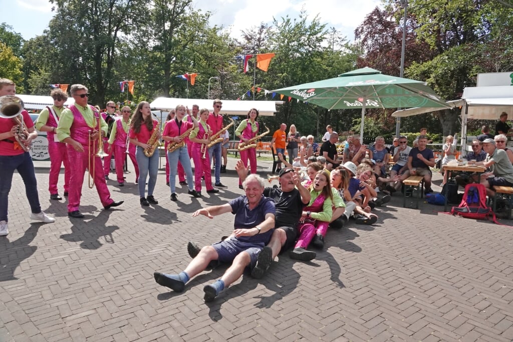Op het Dorpsplein achter dorpshuis ‘t Onderschoer werden de wandelaars feestelijk ontvangen. Foto: Gradus Derksen 