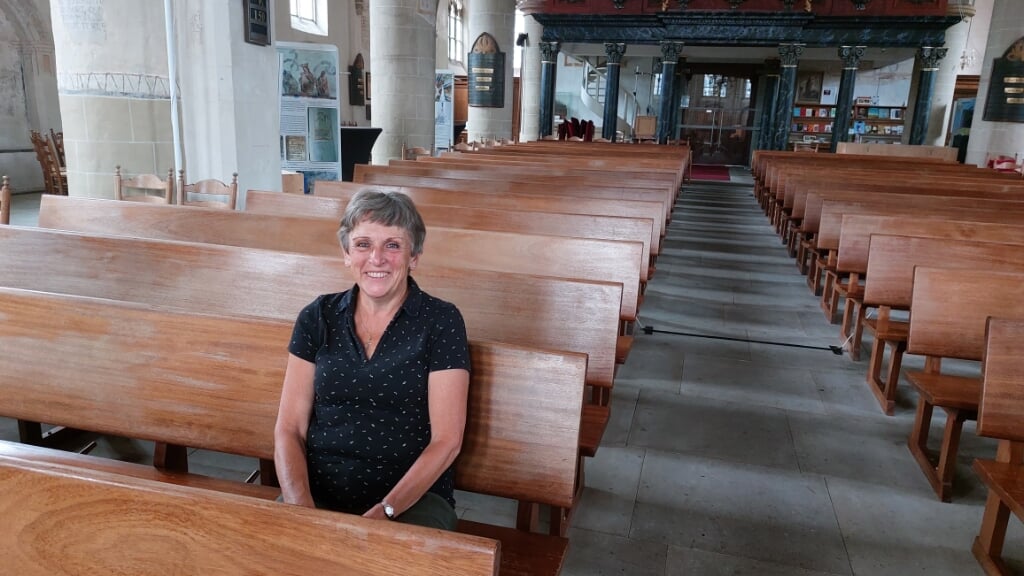 Anneke Stans: ‘Wij willen dat de kerk optimaal benut kan worden. Dat gaat beter met losse stoelen’. Foto Han van de Laar