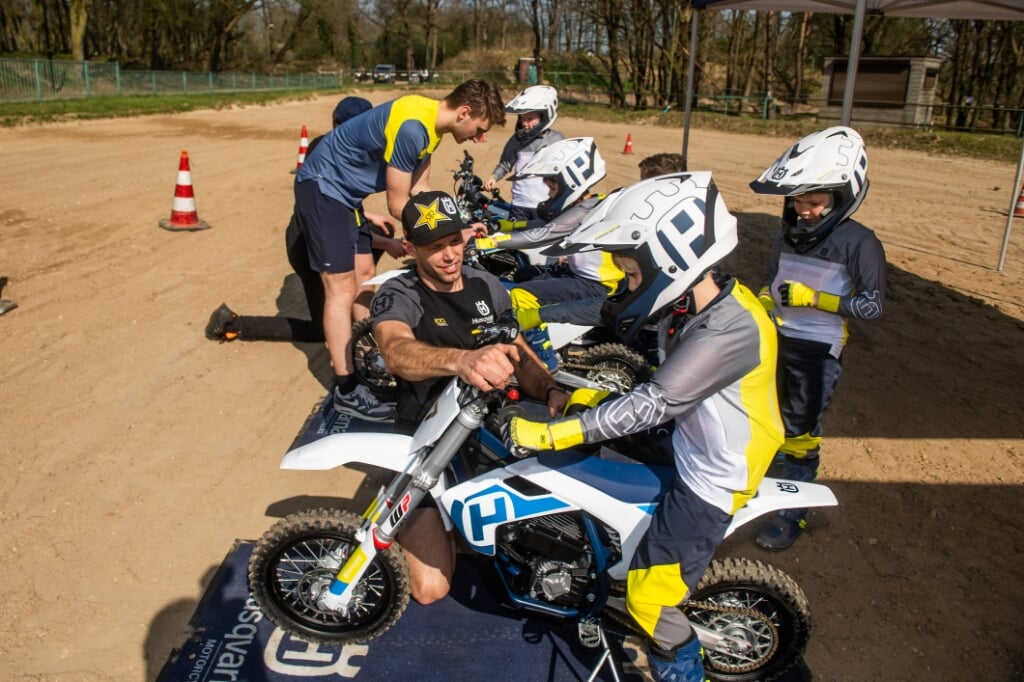 Onder begeleiding van ervaren trainers worden deelnemers meegenomen in de eerste stapjes van de motocross. Foto: PR