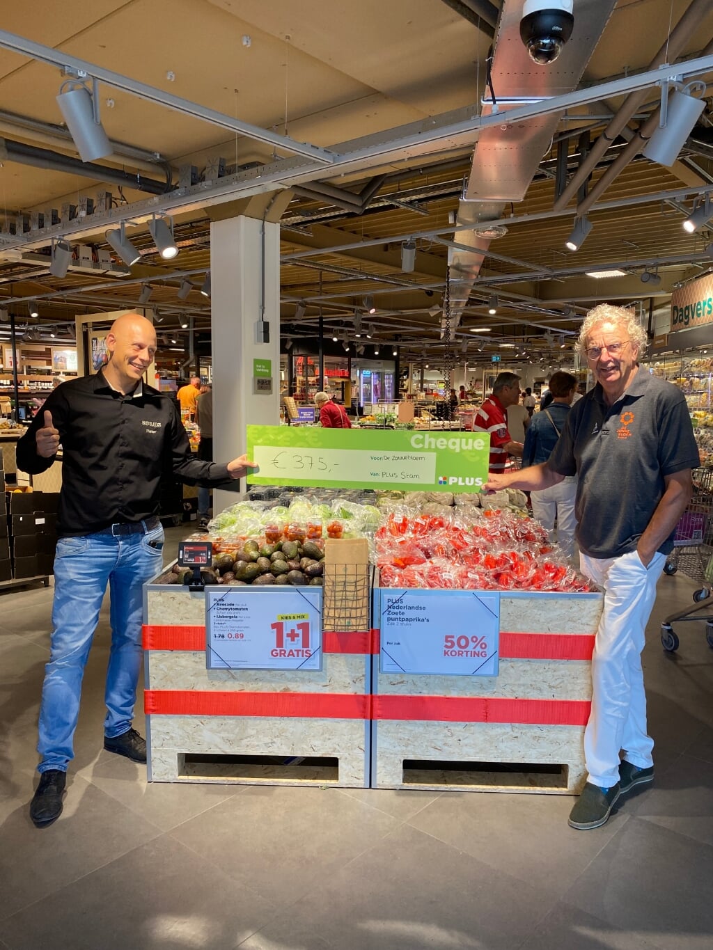 Uit handen van de Pieter Stam (l), eigenaar Plus supermarkt, ontving Koos Luurs, voorzitter van de Zonnebloem Ruurlo een cheque met een bedrag van 375 euro. Foto: PR