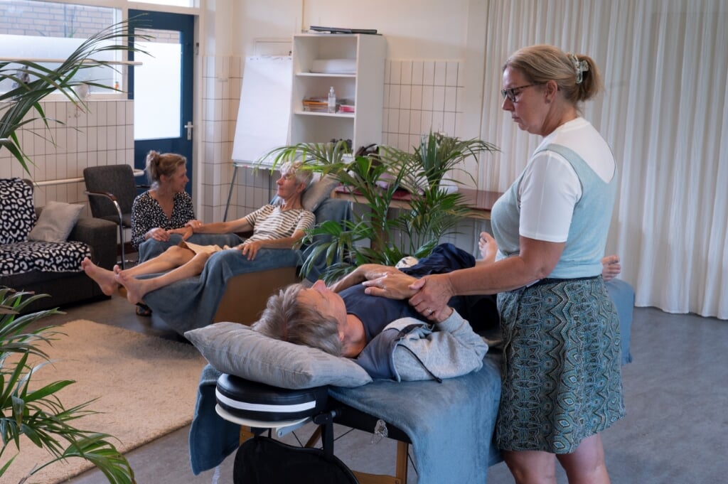 Acupuncturisten Els van der Kooij (links) en Mieke Verweij (rechts) samen aan het werk in 'de Proeflokalen'. Foto: Ron Eijkelhof 