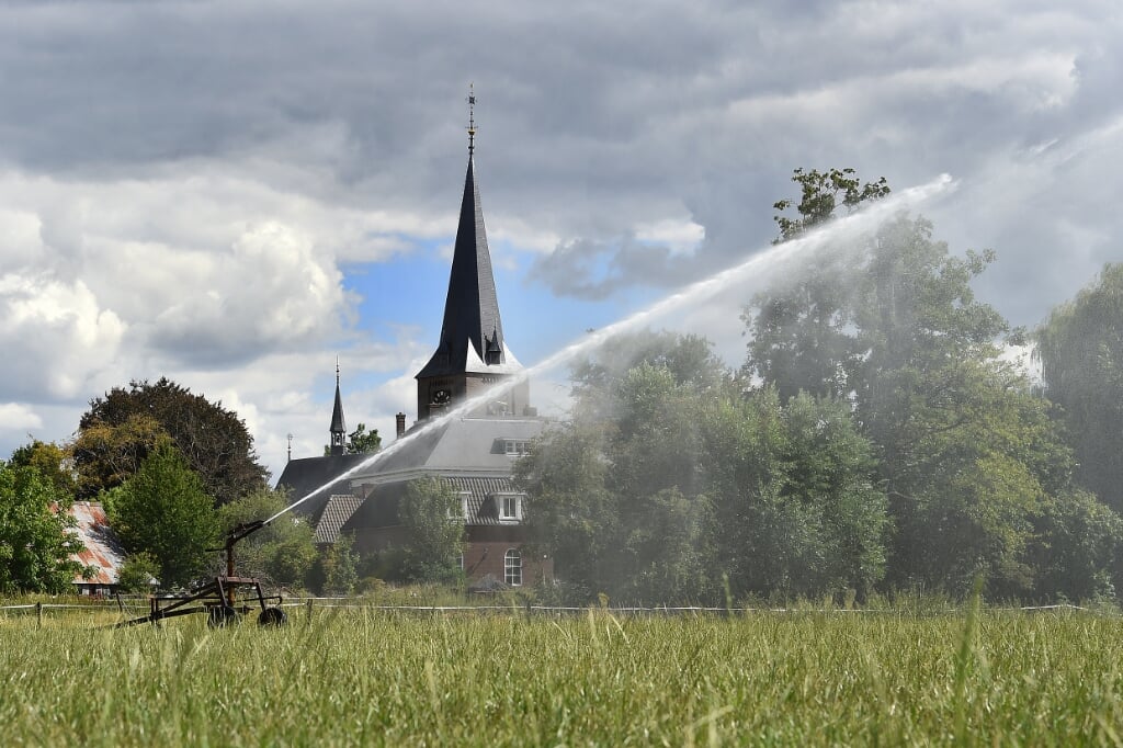 Grasland sproeien in Netterden. Foto: Roel Kleinpenning   