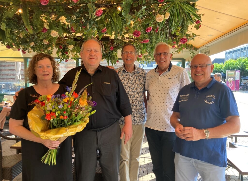 Birgit en Walter Hendrixen en namens de kerk Bert van der Haar, koster Jan Terbeek en stadspredikant Henk Makkinga (vlnr) bij de bloemenhulde. Foto: PR