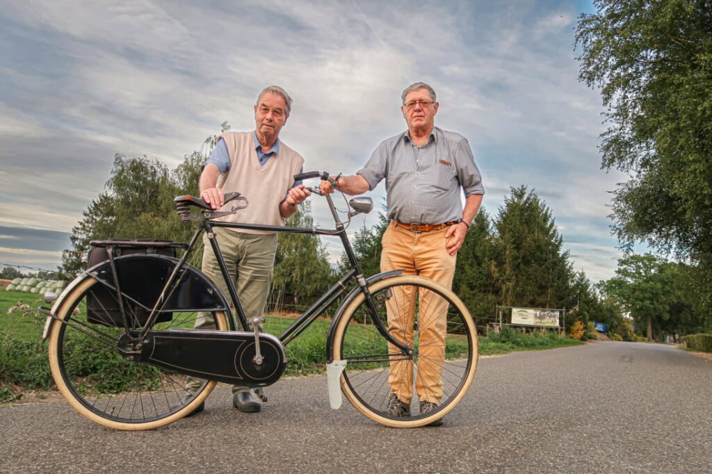 Met zijn Juncker-fiets uit 1947 doet Bennie Maalderink (links) uit Hengelo op zondag 18 september mee aan de fietstocht voor historische fietsen vanuit zijn thuisdorp. Rechts medeorganisator Wim Wassink uit Vorden. Foto: Luuk Stam
