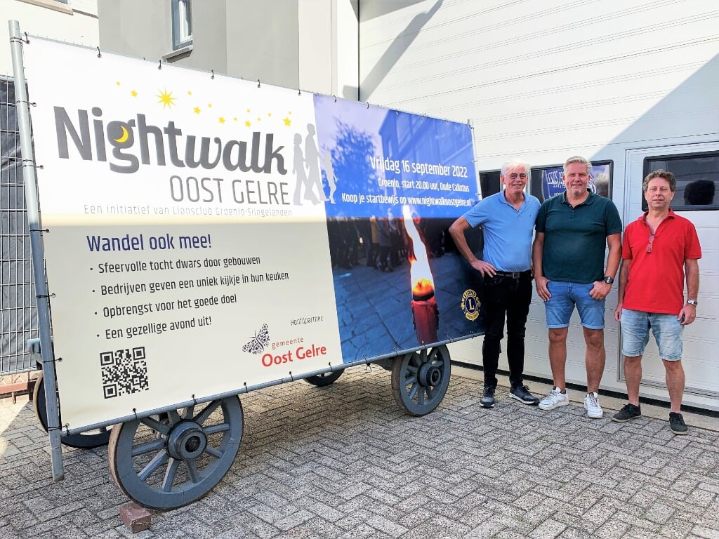 Vlnr: Theo Helmers, Sjaak Jansen en Albert Boer als vertegenwoordigers van de Lionsclub Groenlo-Slingelanden. Foto: Theo Huijskes