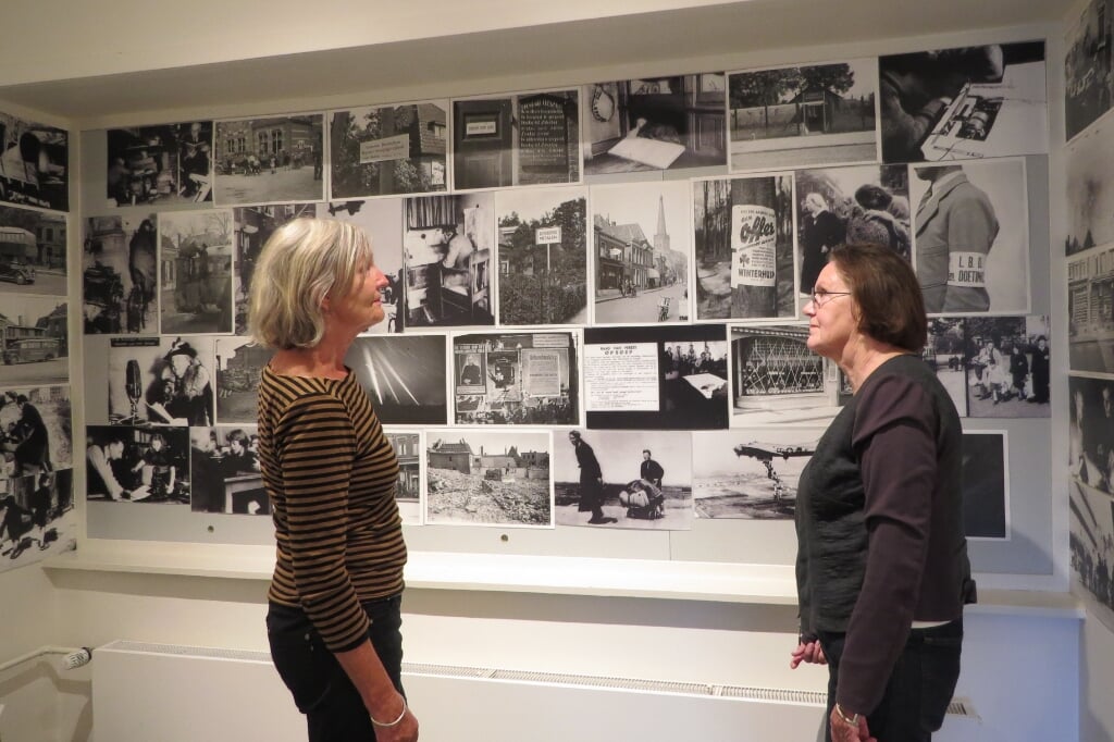 Anneke Bijlsma (links) en Anneke Ruster bij foto’s van voornamelijk Doetinchem tijdens de Tweede Wereldoorlog. Foto: Josée Gruwel