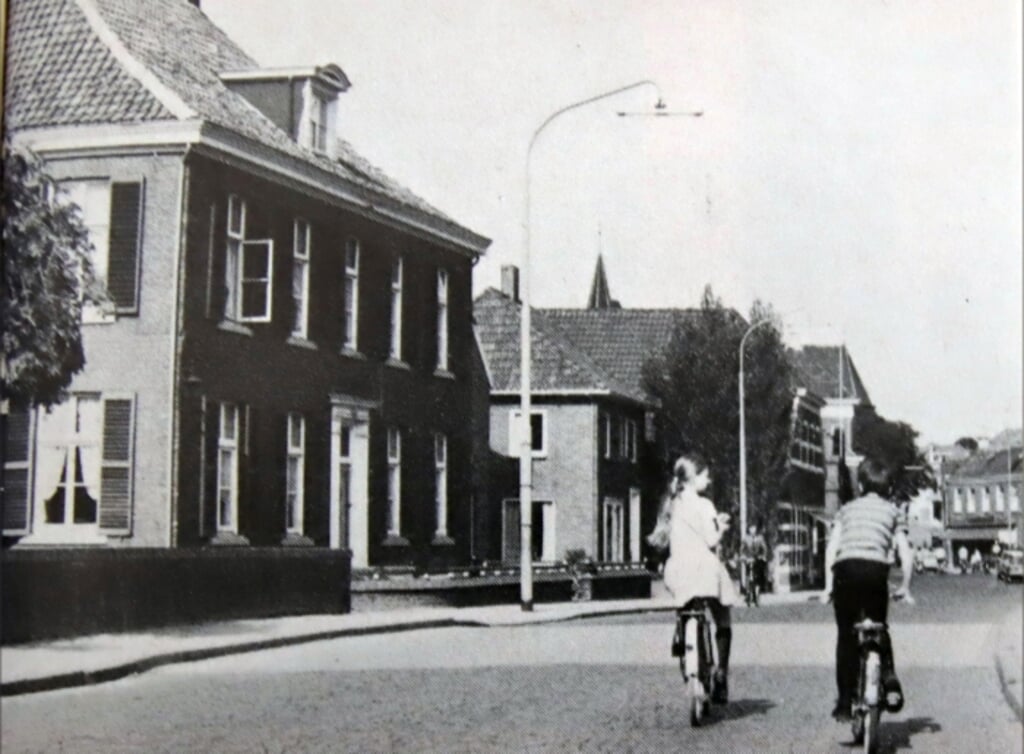 Gemeentegids Aalten, 1975, Dijkstraat, fietsende jongen en meisje. Foto: PR