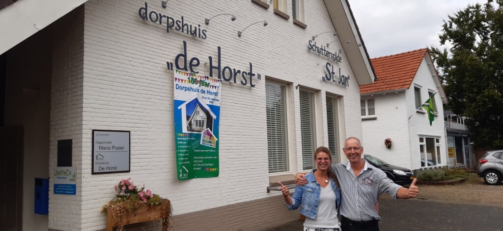 Ilse Vial en Emiel Bergervoet voor Dorpshuis De Horst. “In 100 jaar is er veel gebeurd op deze plek en nog steeds gebeurt hier van alles.” Foto: Ceciel Bremer