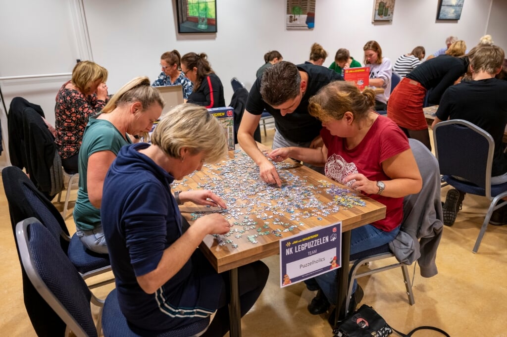 Bij het NK Legpuzzelen draait het erom in teamverband zo snel mogelijk een puzzel van 1000 stukjes te leggen. Foto: Dimmy Olijerhoek Fotografie
