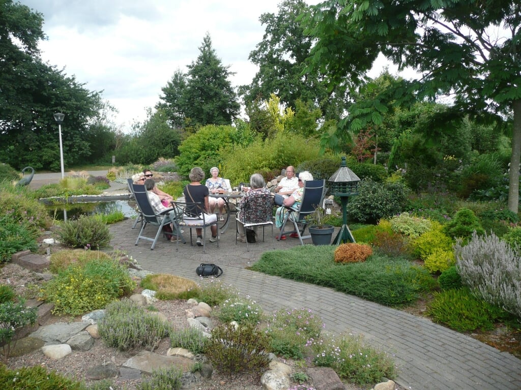 Een van de commissies van Vrouwen van Nu organiseert bezoeken aan mooie tuinen, zoals hier in Loerbeek. Foto: PR