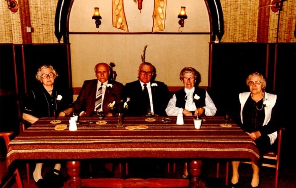 Bestuur in 1981, bejaardensoos, vanaf links: mw. Aalbers, dhr. Scholten, dhr. Albers, mw. Bennink en mw. Olthuis. Foto: PR