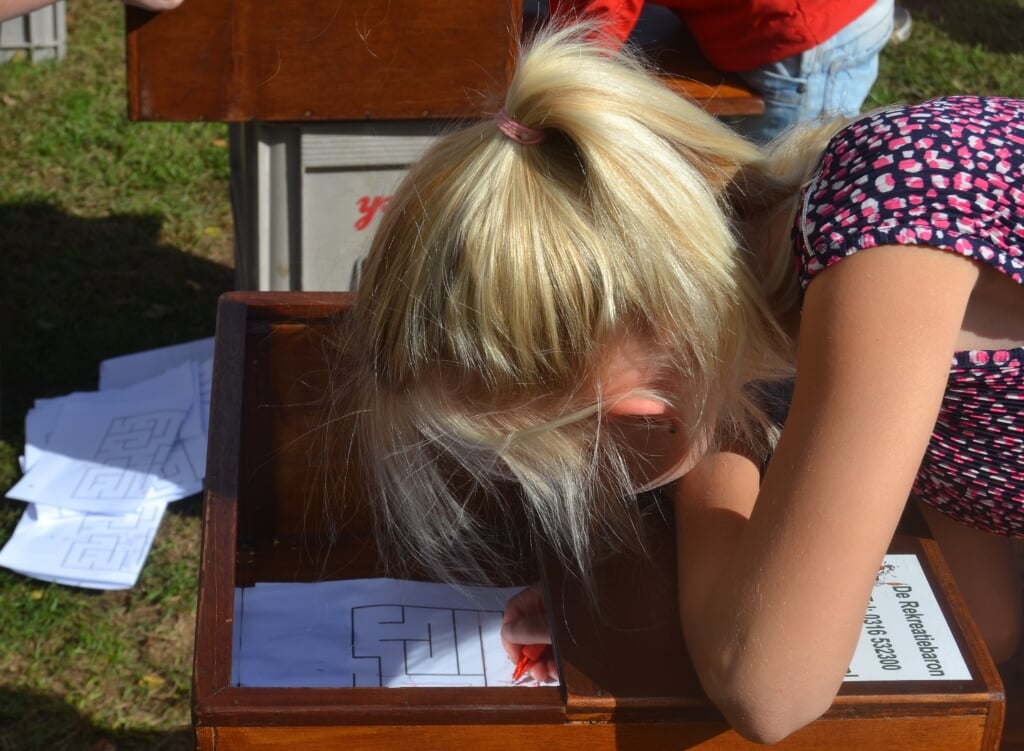 Concentratie bij een denkspel bij de kinderspelen. Foto: Karin Stronks