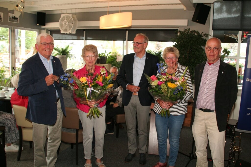 Vanaf links waarnemend voorzitter KBO Henk Eijkelkamp, zijn vrouw Ria, secretaris van KBO-Gelderland, Roel Kremers, Lia Ebbers, echtgenote van secretaris, Jan Ebbers. Foto: PR