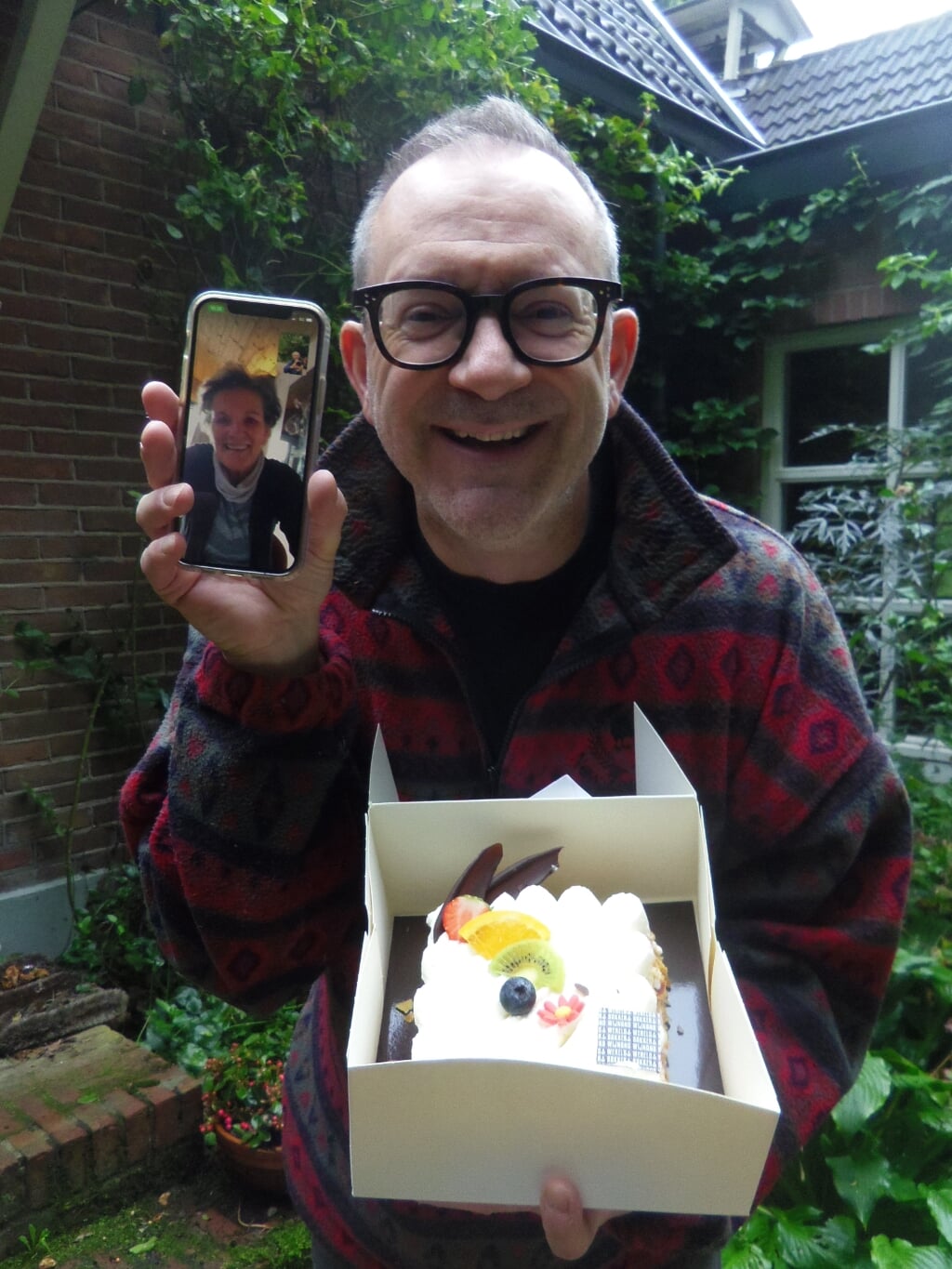 Buren verrasten elkaar met een taartje. Foto: PR